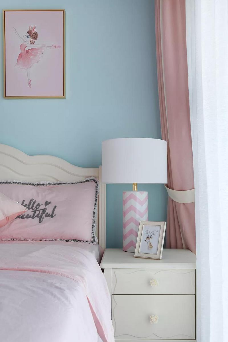 天蓝色床头墙挂上粉色天鹅和芭蕾舞的装饰画,结合粉色调的软装,象征